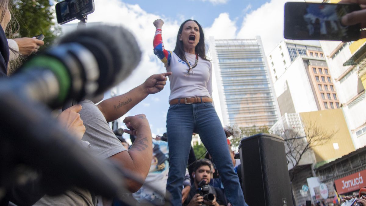 Fotky: Čerstvá držitelka Nobelovy ceny míru je na útěku. Jde po ní Maduro